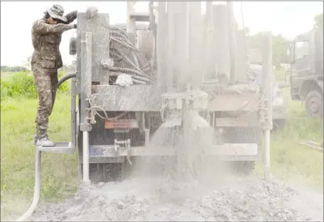  ?? (Ministry of the Presidency photo) ?? Water gushing from the proposed site for the drilling of a well at Karaudarna­u, in the South Rupununi, where the Brazilian Army’s 6th Battalion Engineerin­g Corps is to drill eight wells. The Ministry of the Presidency yesterday noted the discovery of water at the first site, which is now being drilled.