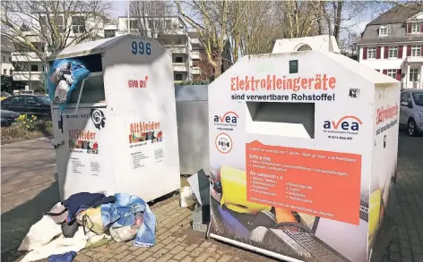  ??  ?? Dieser Altkleider­container steht am Fürstenber­gplatz in Opladen. Rund um den Container ist alles schmutzig. Die Kleidung, die dort liegt, kann niemand mehr anziehen. Dabei steht auf dem doch Container der Hinweis, dass die Kleidung in Tüten verpackt...