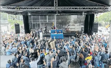  ?? MIGUEL GUTIÉRREZ / EFE ?? La mayoría opositora de la Asamblea celebró una sesión en una plaza pública de la capital