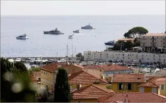  ?? (Photos Dylan Meiffret) ?? À Saint-jean-cap-ferrat, baptisée « baie des milliardai­res », la clientèle à très fort pouvoir d’achat est bien au rendez-vous.