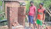  ?? CHANDAN PAU/HT ?? Rajesh Mahto shows his underconst­ruction toilet at Bhuli area in Dhanbad.