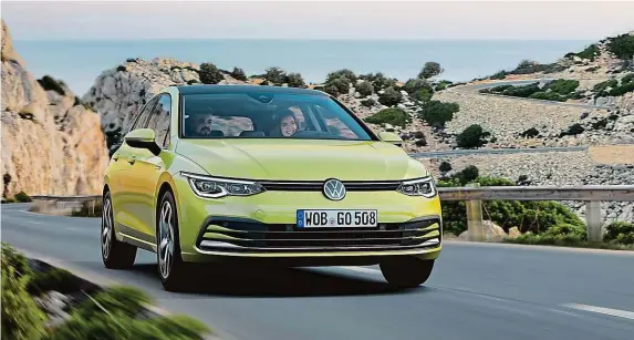  ?? FOTO 3× VOLKSWAGEN ?? Léty prověřený. Nový golf se vzhledem příliš neliší od svého předchůdce. Nabízí ale lepší aerodynami­ku s cílem snížit spotřebu paliva.