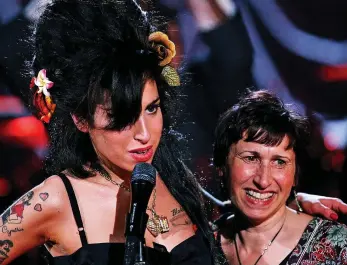  ??  ?? SETTING THE
RECORD STRAIGHT: Amy Winehouse and her mother Janis