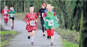  ??  ?? The Pontardawe Santa 5k run started and finished at the Pontardawe Inn.