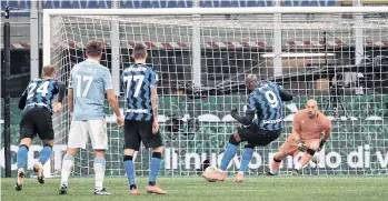  ?? /EFE. ?? Romelu Lukaku (9) cobraría de penalti, a los 22 minutos, el primer tanto de los dos que marcaría en la victoria del Inter sobre la Lazio.