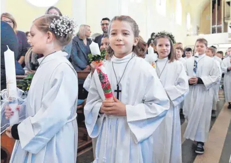  ?? FOTO: PETER SCHLIPF ?? 27 Kinder haben in der Aalener Salvatorki­rche das Fest der Erstkommun­ion gefeiert.