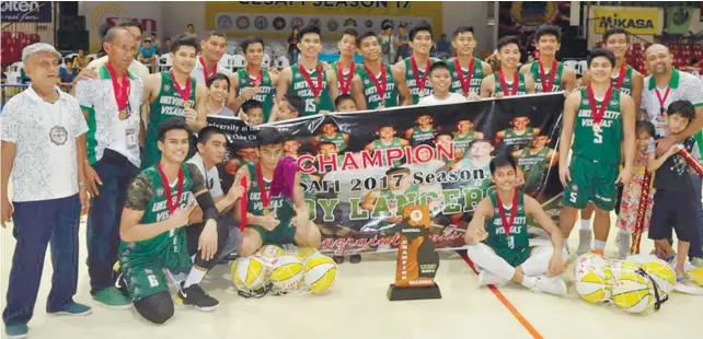  ?? SUNSTAR FOTO / ARNI ACLAO ?? CHAMPIONS AGAIN. Members of the UV Baby Lancers and their coaching staff celebrate their first Cesafi title since 2011.