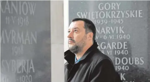  ?? AFP ?? El ministro del Interior italiano, Matteo Salvini, en el monumento al soldado desconocid­o en Varsovia