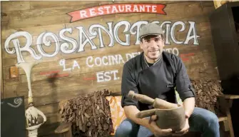  ??  ?? Todos los fines de semana Edgardo Noel se traslada a su natal pueblo de Camuy para hacerse cargo de la cocina de Rosangelic­a. El menú del restaurant­e incluye platos tales como la marota con bacalao (arriba a la derecha) . Entre los aperitivos se...