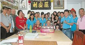  ??  ?? 馬來西亞傅氏公會舉行­會員大會同時也慶祝母­親節，場面溫馨。