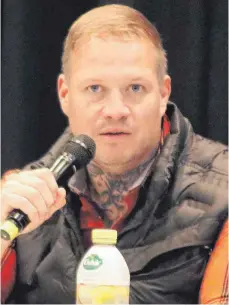  ?? FOTO: SIMON SCHNEIDER ?? Der Aussteiger Philip Schlaffer bei seinem Vortrag in der Angerhalle Möhringen.