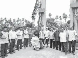  ??  ?? EWON (lima dari kiri), Bolkiah (enam dari kiri), Sualim (tujuh dari kiri) dan James (dua dari kiri) bergambar bersama kakitangan Jabatan Air Pitas dan rombongan KPLB Sabah dan Pusat, di Loji Penapis Air Pitas.