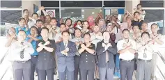  ??  ?? Labuan Marine Department director Benjamin Bernard Bijion (third right) with Labuan Malaysian Anti-Corruption Commission (MACC) director Abdulamin Abdillah (fourth right) and his deputy Geoffrey Tawayan (second right) after the corruption-free pledge...