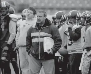  ?? Arkansas Democrat-Gazette/STEPHEN B. THORNTON ?? Wynne Coach Chris Hill (center) has led theYellowj­ackets to their first state championsh­ip game since 2004, but not exactly the way he wanted to do it. Wynne was undefeated until Oct. 17, when it lost to Batesville.