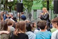  ??  ?? Sängerin Natalie Rohrer sorgte auf dem Sportgelän­de für Stimmung unter den Schü lern.