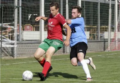  ?? FOTO KOEN FASSEUR ?? Manuel Bogaerts (links) houdt Wesley Jansen van Ranst af in de openingswe­dstrijd van het seizoen van Antonia die op 0-0 eindigde.