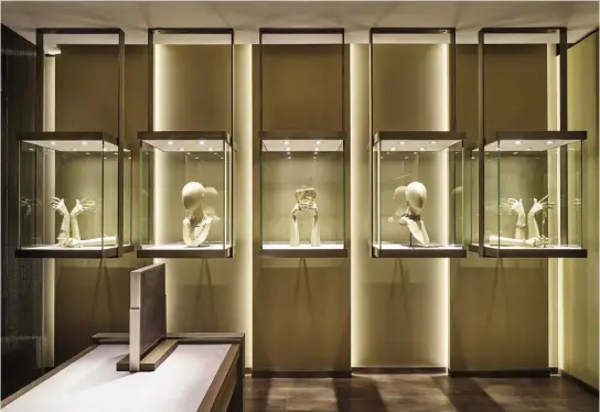  ??  ?? Mostra permanente. sopra: alcune nicchie espositive presenti nella sezione Fine Jewelry sono state create appositame­nte con display e mensole in vetro per far sì che il prodotto sembri fluttuare all’interno della nicchia stessa.