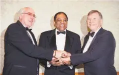  ?? Eric Miller / Associated Press 1995 ?? Duke Snider, Willie Mays and Mickey Mantle pose at the New York chapter of the Baseball Writers Associatio­n of America dinner.