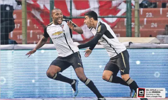  ??  ?? Alegría. El delantero Juan Luis Anangonó (izquierda) festeja el gol anotado en el último minuto para el triunfo sobre Emelec. De 29 años, el jugador está haciendo que la hinchada no extrañe tanto al argentino Hernán Barcos.