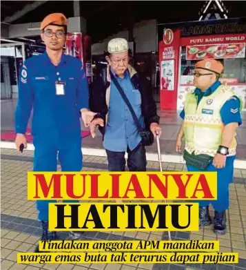  ??  ?? ANGGOTA APM memimpin warga emas yang ditemui di Melaka Sentral.