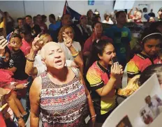  ??  ?? ABRAZO. Compañeros de los tenismesis­tas vinieron desde el Club Águilas de la Montaña de Utuado para recibirlos.