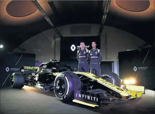  ??  ?? NOVEDAD. Nico Hulkenberg y Daniel Ricciardo enseñaron ayer el Renault para 2019 que mantiene los colores de la pasada temporada.