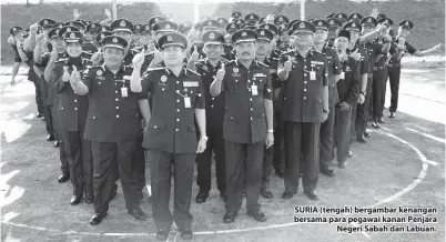  ??  ?? SURIA (tengah) bergambar kenangan bersama para pegawai kanan Penjara Negeri Sabah dan Labuan.