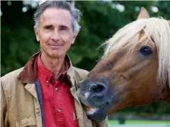  ??  ?? Passionné de chevaux, Thierry Lhermitte, qui a obtenu son brevet fédéral d’équitation éthologiqu­e à la Cense, sera présent le dimanche.