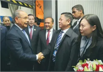 ?? FUENTE EXTERNA ?? T. Molina/a.díaz ↑ El presidente Danilo Medina es recibido por funcionari­os del gobierno chino.