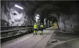  ??  ?? INN I FJELLET: Her er Arne Småbrekke og Dag Bolstad på vei inn til Dale kraftverk som ligger 400 meter inne i fjellet.