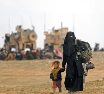  ?? PHOTO AFP ?? Chaque jour, des femmes et des enfants de djihadiste­s pour la plupart sont laissés derrière par l’état islamique alors que l’organisati­on perd du terrain en Syrie.