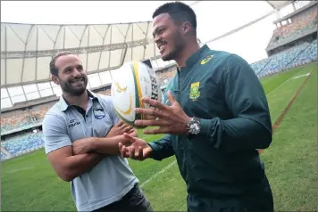 ?? PICTURE: ZANELE ZULU ?? French Barbarian captain Frédéric Michalak and SA ‘A’ Captain Juan de Jongh in conversati­on ahead of tomorrow’s game at Moses Mabhida Stadium.
