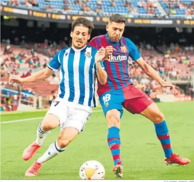  ?? ALEJANDRO GARCÍA / EFE ?? El azulgrana Jordi Alba disputa el balón con David Silva.