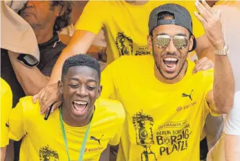  ?? FOTO: DPA ?? Heute ganz weit weg von echter Liebe – Pierre-Emerick Aubameyang (re.) und Ousmane Dembele.