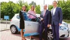  ??  ?? Sie zeigen die Carsharing-Fahrzeuge (von links) Cathrin Kiemel, Jennifer Gösling, Bürgermeis­ter Franz Feigl und SWA-Geschäftsf­ührer Walter Casazza. Foto: Deeney