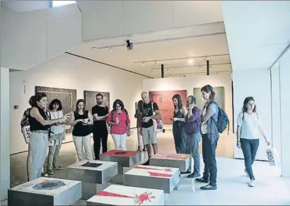  ?? ANA JIMÉNEZ ?? El grupo de periodista­s extranjero­s durante su recorrido por el Museu Can Framis