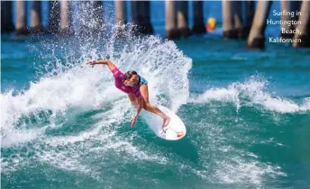  ??  ?? Surfing in Huntington Beach, Kalifornie­n