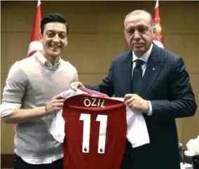  ?? FOTO AP ?? Mesut Özil poseert met de Turkse president Erdogan. Deze foto zorgde en zorgt voor een gigantisch­e polemiek bij onze oosterbure­n.