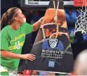  ?? STEPHEN R. SYLVANIE/USA TODAY SPORTS ?? Oregon guard Sabrina Ionescu celebrates after the Ducks defeated Stanford in the Pac-12 tournament final.