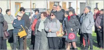  ??  ?? Moment de recueillem­ent pour les maubécois