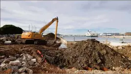  ?? (Photo D. L.) ?? Commencé en juillet, le chantier d’un ouvrage de mise à l’eau pour les entreprise­s de l’espace Grimaud s’achèvera début . L’ensemble sera composé d’un quai de  m destiné à la mise à l’eau des bateaux, d’un terre-plein et d’un ponton.