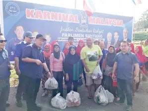  ??  ?? SAPAWI sempat beramah mesra dengan sebahagian pengunjung karnival itu.