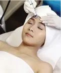  ??  ?? PERSONAL TREATMENT: Perawatan skin hydra pore cleansing (atas) untuk jerawat yang mulai sembuh/kering. Sedangkan acne photothera­py (kiri) untuk mengatasi acne pada area wajah, dada, dan punggung.