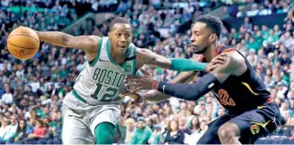  ?? AP ?? Terry Rozier (izq.) trata de evadir a Jeff Green durante el primer cuarto del juego.