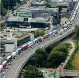  ??  ?? La lunga colonna di Tir ieri sull’autostrada del Brennero