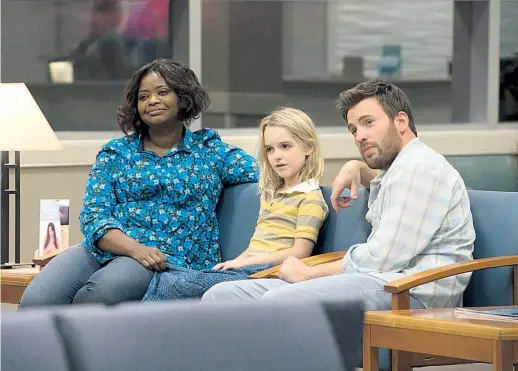  ??  ?? Chris Evans (aka Frank Adler) als fürsorglic­her Onkel und Ersatzvate­r mit Mckenna Grace als hilfsberei­ter Nachbarin. Gibt es ein Happy End für das Onkel-Nichte-Gespann? „Begabt – Die Gleichung eines Lebens“, um 20.15 Uhr auf ProSieben.