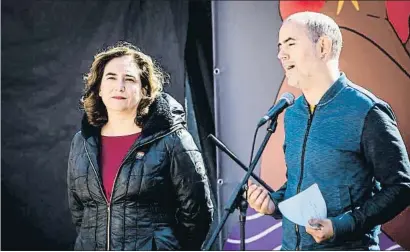  ?? LLIBERT TEIXIDÓ ?? La alcaldesa Ada Colau y el concejal Eloi Badia durante un acto en Gràcia por el día de la Mujer