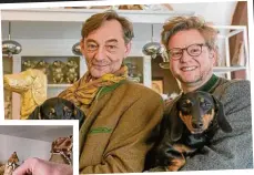  ??  ?? Josef Küblbeck (l.) mit Dackel „Seppi“und Oliver Storz mit Dackel „Moni“stehen in ihrem Dackelmuse­um in Passau. Rund 2000 Dackel-Exponate haben sie über die Jahre gesammelt.