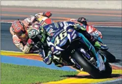  ??  ?? DUELO ESTELAR. Márquez y Rossi luchan durante una carrera.