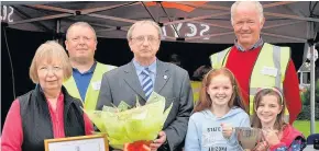  ??  ?? Winners Sandy Thomson (centre) with two of his grandchild­ren, Rhia (9) and Beth (7) Thomson, and Pat McGregor, Ally Donald and Ian Richards from Blairgowri­e and Rattray Community Council